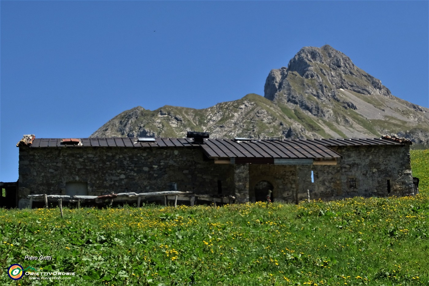 27 Salgo alla Baita Zuccone (1686 m) con sullo sfondo la Corna Piana.JPG